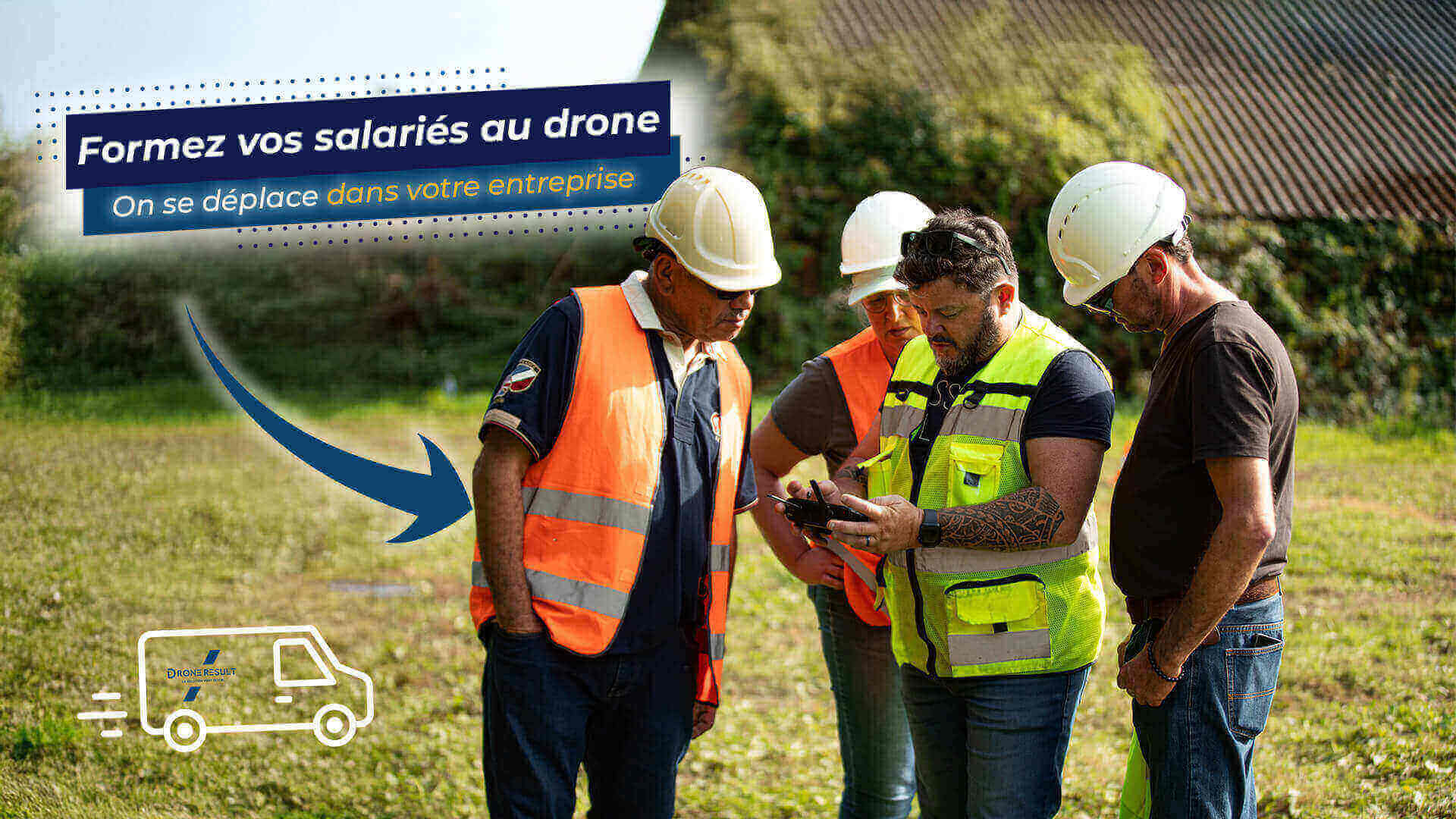 formateur de télépilotage de drone avec des stagiaires en formation
