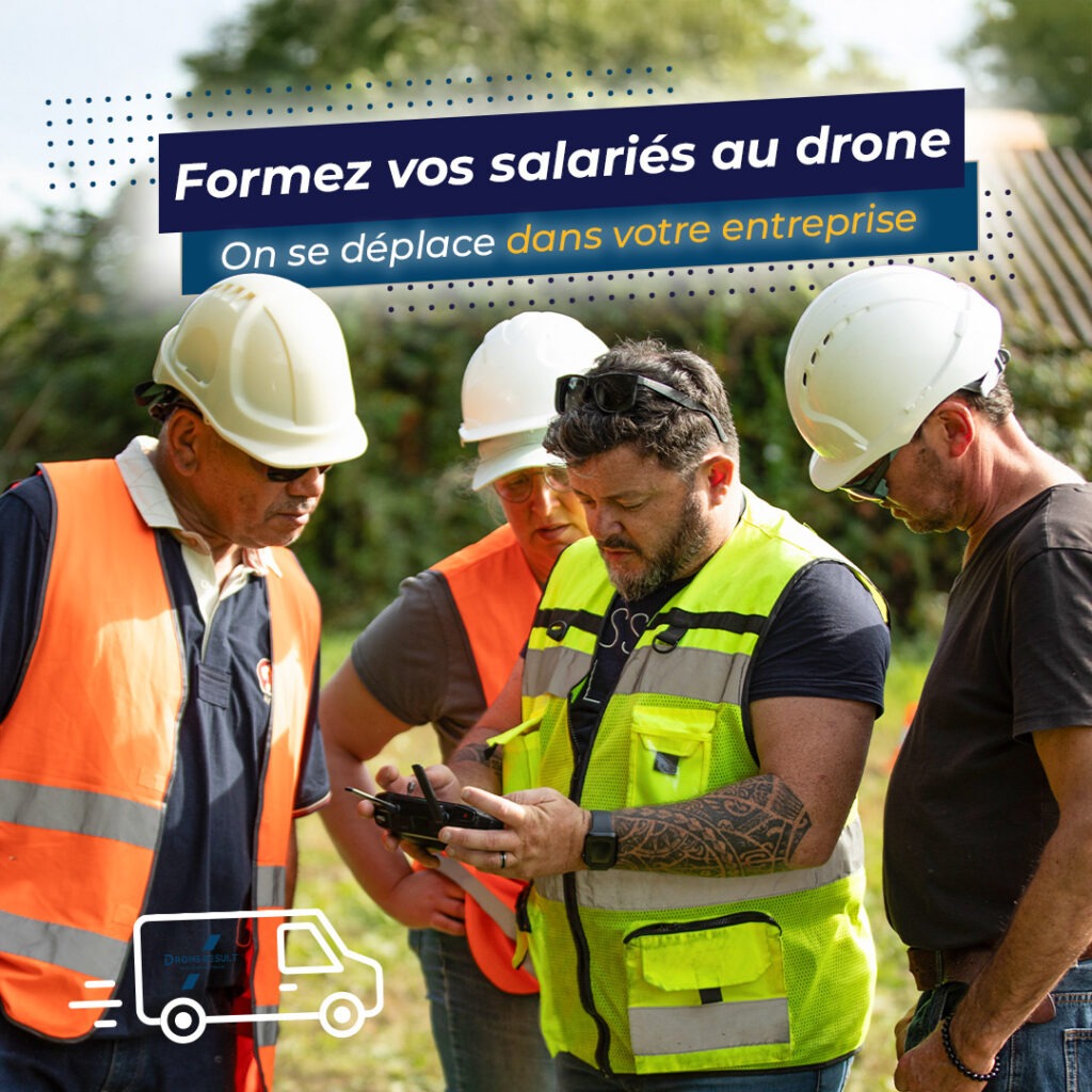 formateur de télépilotage de drone avec des stagiaires qui regarde la radiocommande du drone en formation