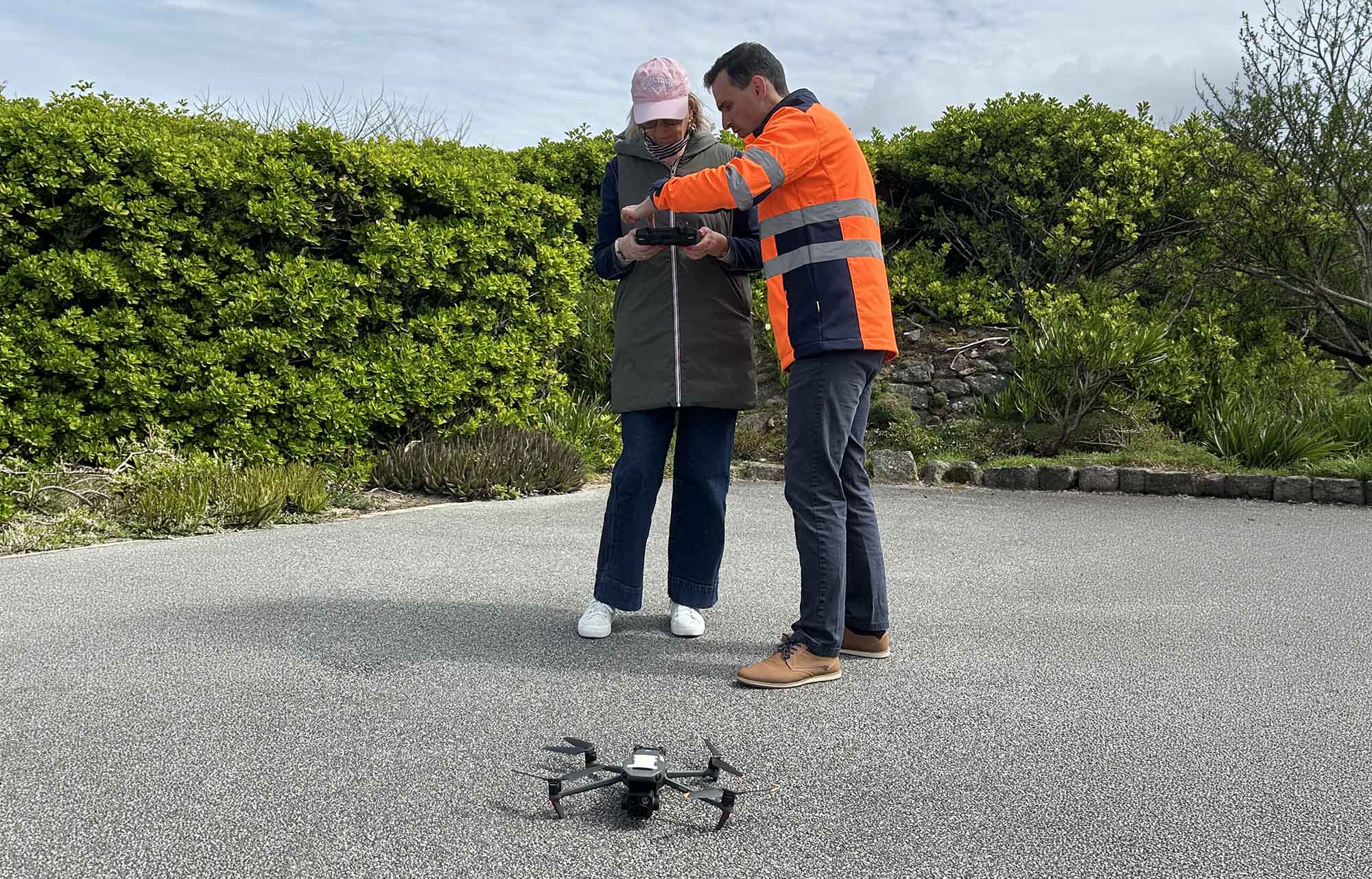 drone posé au sol avec la radiocommande en préparation d'une mission de levé photogrammétrique par drone