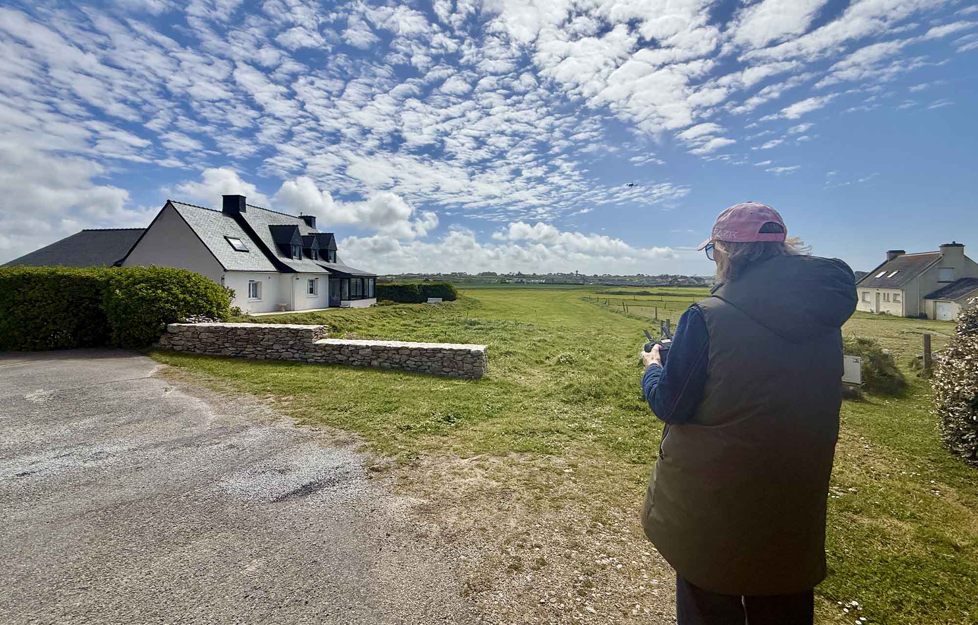 drone posé au sol avec la radiocommande en préparation d'une mission de levé photogrammétrique par drone